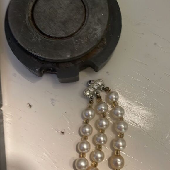 Vintage 1950s triple strand golden golden netted simulated white pearls necklace - Picture 13 of 14